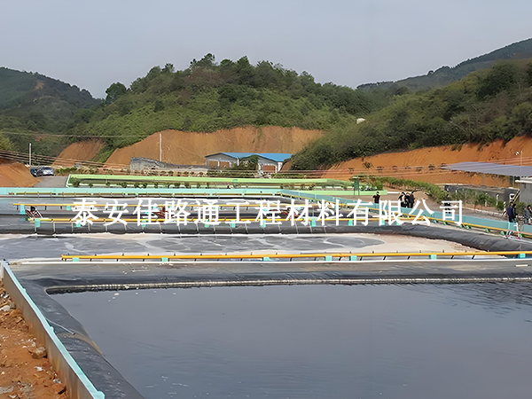 水產(chǎn)養(yǎng)殖防滲膜焊接受溫度影響：精準(zhǔn)控制，確保品質(zhì)