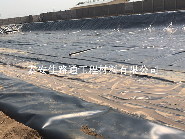 蓄水池鋪設防滲膜與坡面防滑技巧:打造穩(wěn)固高效的儲水設施 蓄水池鋪設防滲膜與坡面防滑技巧:打造穩(wěn)固高效的儲水設施