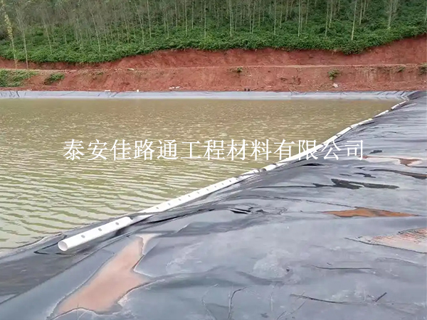 水產(chǎn)養(yǎng)殖防滲膜鋪設(shè)搭接細節(jié)技巧:打造高效持久的養(yǎng)殖環(huán)境 水產(chǎn)養(yǎng)殖防滲膜鋪設(shè)搭接細節(jié)技巧:打造高效持久的養(yǎng)殖環(huán)境