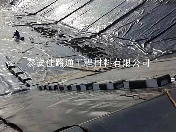 養(yǎng)殖防滲膜總在邊角漏？這些鋪設技巧要掌握