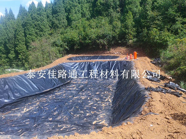 魚塘防滲膜穩(wěn)得??？施工固定與保護技巧全解析